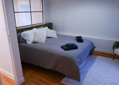 Chambre avec lit double, fenêtre sur cour et verrière intérieure