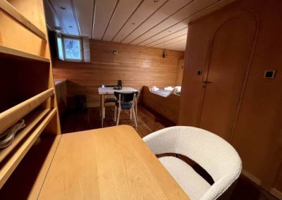 Coin bureau et lit en bois dans un studio lumineux