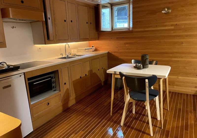 Cuisine bois chaleureuse Cuisine tout en bois avec table pour deux et lumière tamisée