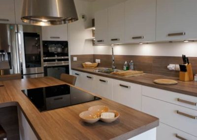 Cuisine aménagée avec îlot central et équipements haut de gamme
