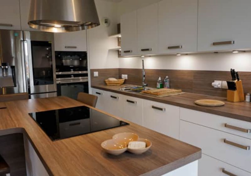 Cuisine moderne et équipée Cuisine aménagée avec îlot central et équipements haut de gamme