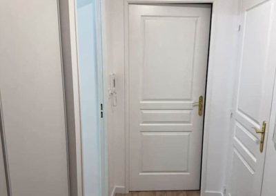 Entrée du cocon d'Anna avec rangements et accès sécurisé