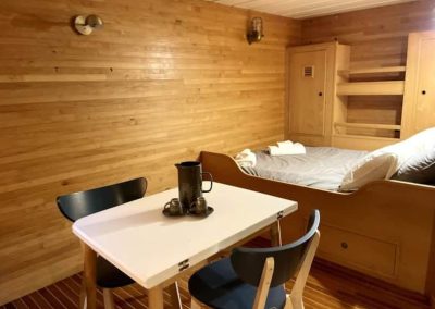 Lit en bois intégré, table pour deux dans un studio chaleureux