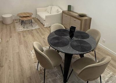 Salon cosy avec coin repas dans le cocon d'Anna à Vannes