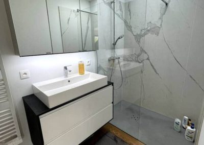 Salle de bain lumineuse de l’escale de Saint-Patern à Vannes