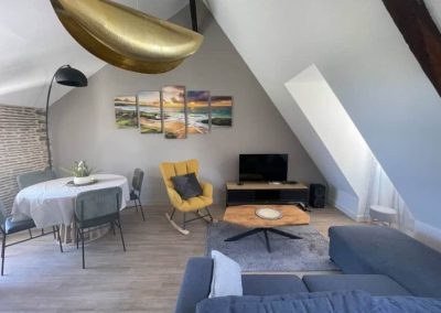 Salon cosy vu depuis la porte à l’escale de Saint-Patern à Vannes