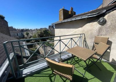 Terrasse sur les toits avec vue de l’escale de Saint-Patern à Vannes